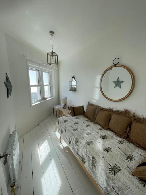 Top Deck - Fresh, Stylish Seaside Apartment Ventnor Bagian luar foto